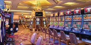 Meja live dealer dengan dealer asli dan kamera multi-sudut untuk permainan blackjack dan roulette